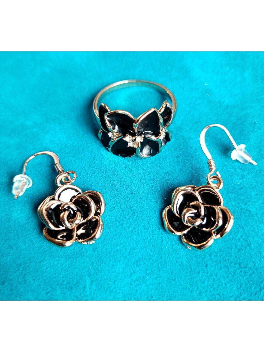 Vintage Style Black and Gold Flower Ring and Earrings Set